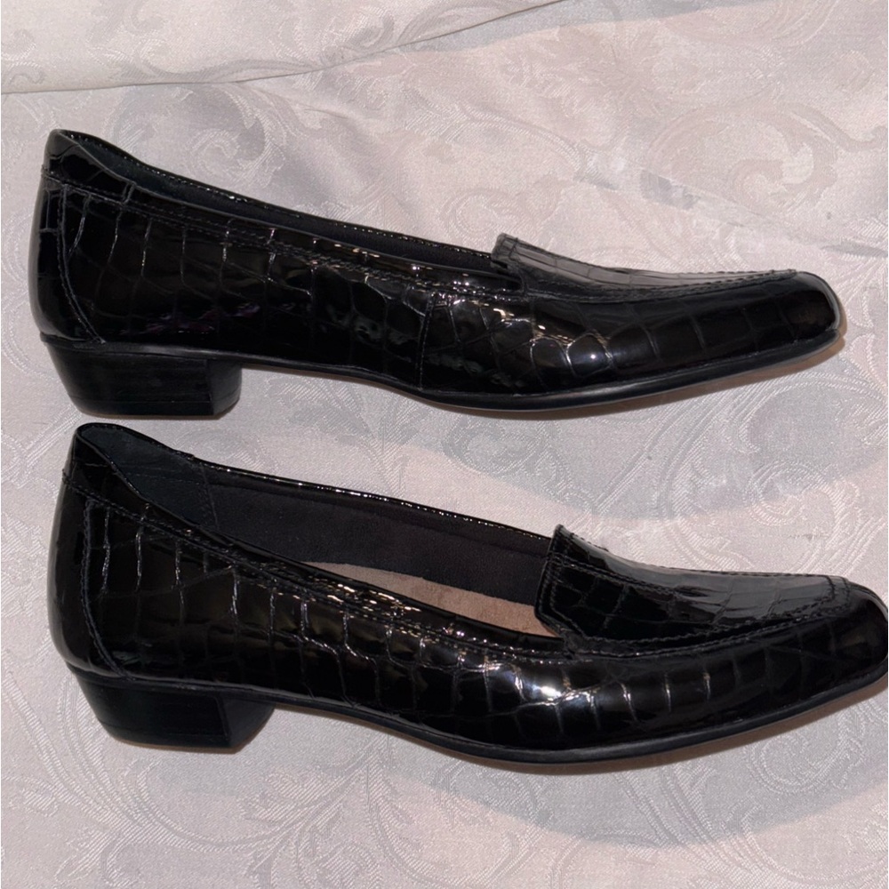 Clarks Everyday Croc Embossed
Patent Leather Loafers, NEW, Size 7.5 - Picture 16 of 16